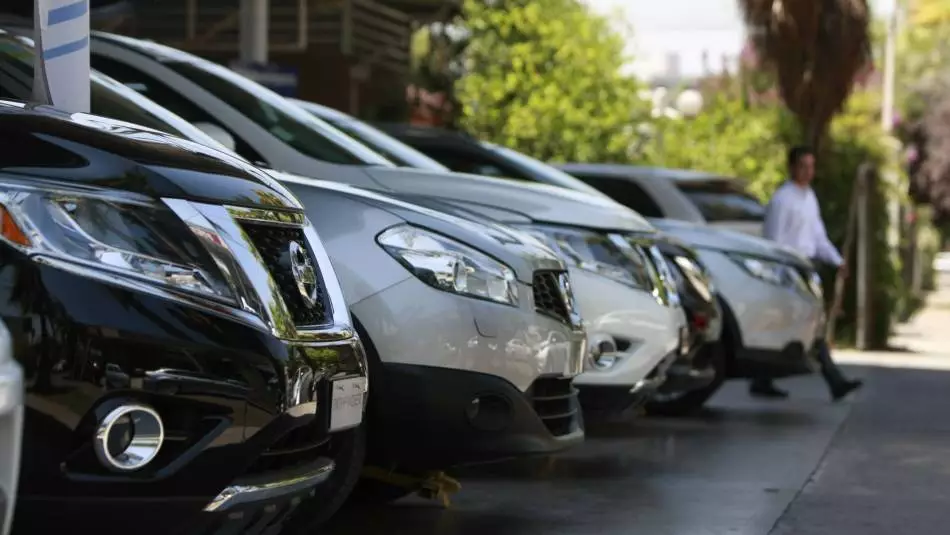 Ventas de autos nuevos caen 28% en el primer semestre, segunda peor cifra en 7 años