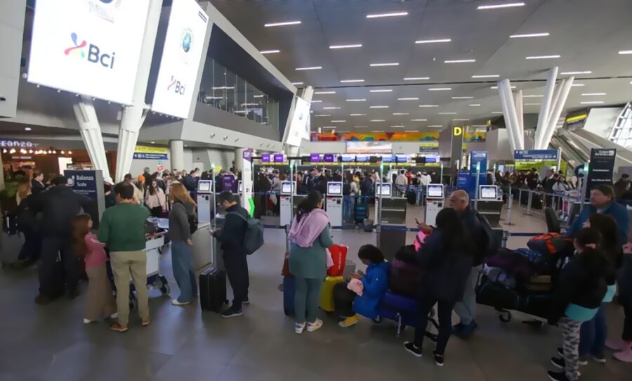 Tráfico en aeropuerto de Santiago sube casi 14% a agosto y suma más de 17 millones de pasajeros